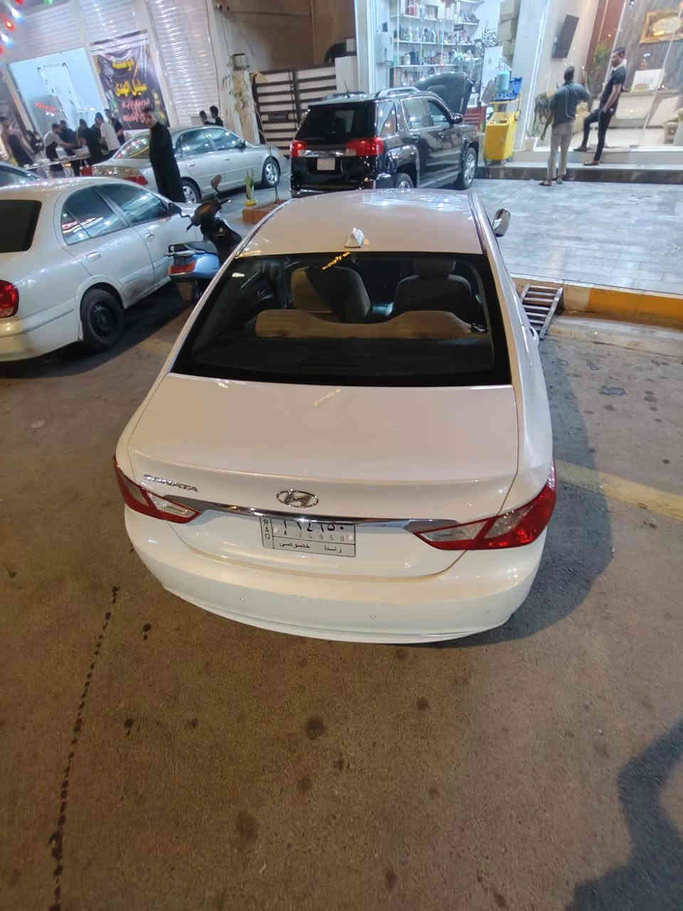 السلام عليكم
( للبيع او المراوس حسب القناعه ) 
هونداي سوناتا 
موديل 2015 
محرك 2400 دوش
لون ابيض 
- شفتات ستيرن 
- تحكم ستيرن 
- مري شفط
- كشنات كهربائي  
- اشاير بالمري 
- تبريد قطعتين 
السعر : 115 قابل للتفاوض 
العنوان : واسط الكوت 
للاستفسار اكثر اتصل بالرقم . 
***********
