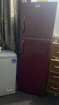 ثلاجة • محتاجة تصليح • مقفلة