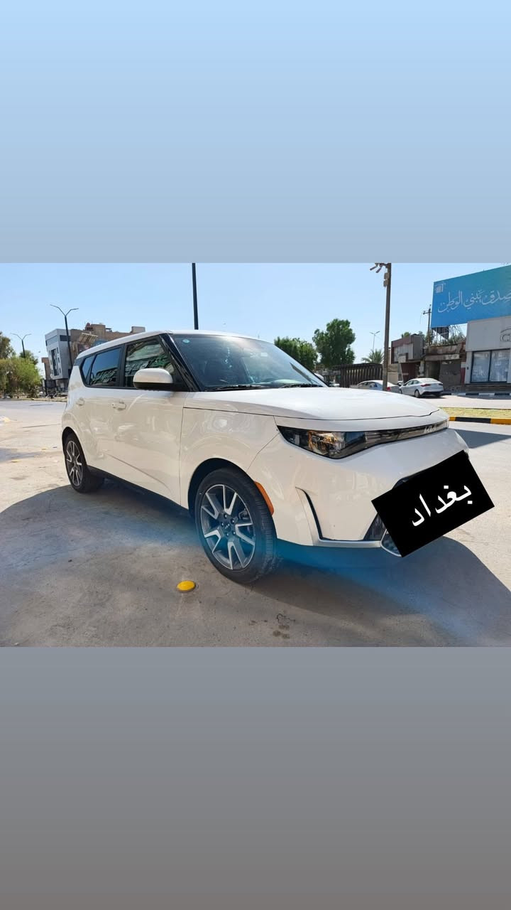 ‏:  2024: KIA: SOUL EX
اللون : ابيض صدفي 
سعه المحرك :  2.0 DOHC دوش
المسافه المقطوعه : 8000 mi
----------------------------------
🚘 المواصفات 🚘
وارد امريكي  🇺🇸
بصمه
فتحه
شاشة العدادات ديجيتال
شاشه 
كاميرا
كراسي كهرباء
تدفئة مقاعد اماميه
فرش جلد و مخمل
تحكم سرعه
تحكم مسجل
شاحن وايرلس
ويل 17
نظام عرض الكاميرا
تشغيل عن بعد
حساس تجاوز
تحديد مسرب
‏DRIVE MODE
----------------------------------
⭕️ حادث السياره الجاملغ الامامي اليسار تبديل الاصلي  نفس  اللون  / و الدعاميه الاماميه تبديل اصلي نفس اللون
جميع الايرباكات: سليمه

----------------------------------
💲 السعر على الخاص 💲
----------------------------------
☎️ للاستفسار  يرجى الاتصال على الرقم التالي☎️
⬇️                            ⬇️                           
‏***********– Whatsapp 
📍 العراق - بابل  -الحله - شارع 40
