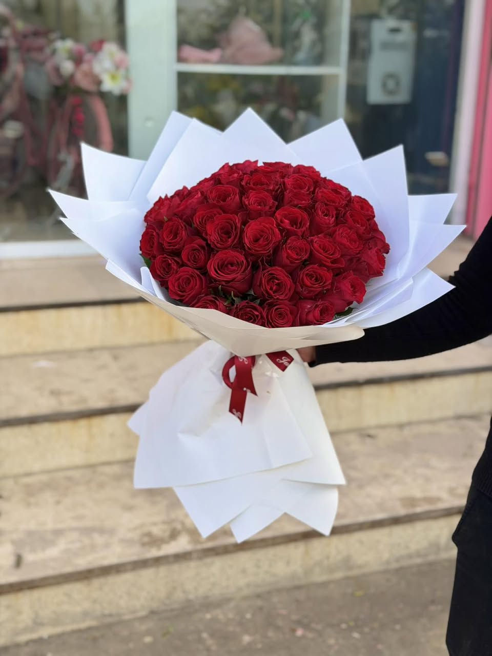 50 ورده بـوكـيـه خـطـوبـه الـدكـتـور عـبـدالله و الـدكـتـوره هـنـد 
الله يباركلهم و يسعدهم لان يستاهلون كلشي حلو و مرتب مثلهم ♥️

السعر : اكتب تعليق يجيك للخاص 🏷️💵

هاي پنك للورود الطبيعيه و الهدايا 
Hi Pink Flowers 🥇♥️ #محبوب_الشعب

يرجى حجز مسبق لضمان جوده اكبر في التنسيق 🙏⚜️🥇
  

طريقه الدفع ( كاش ، ماستر كارد ، رصيد ) 
توصيل الي جميع المناطق في خانقين 
و خارج خانقين الى ( جلولاء ، سعديه ، كلار ، سليمانيه ، بغداد و اربيل ) ♥️

الموقع : خانقين شارع الكورنيش قرب مجمع الشكرجي - و مجمع الصالحي و مطعم اوكسجين ( eat & go ) 🌟
رقم التواصل *********** 

#خانقين #خانقين_بومه_نزرد♥️ #خانقين_بوست❤️  #خانقين_بومه_نزرد
