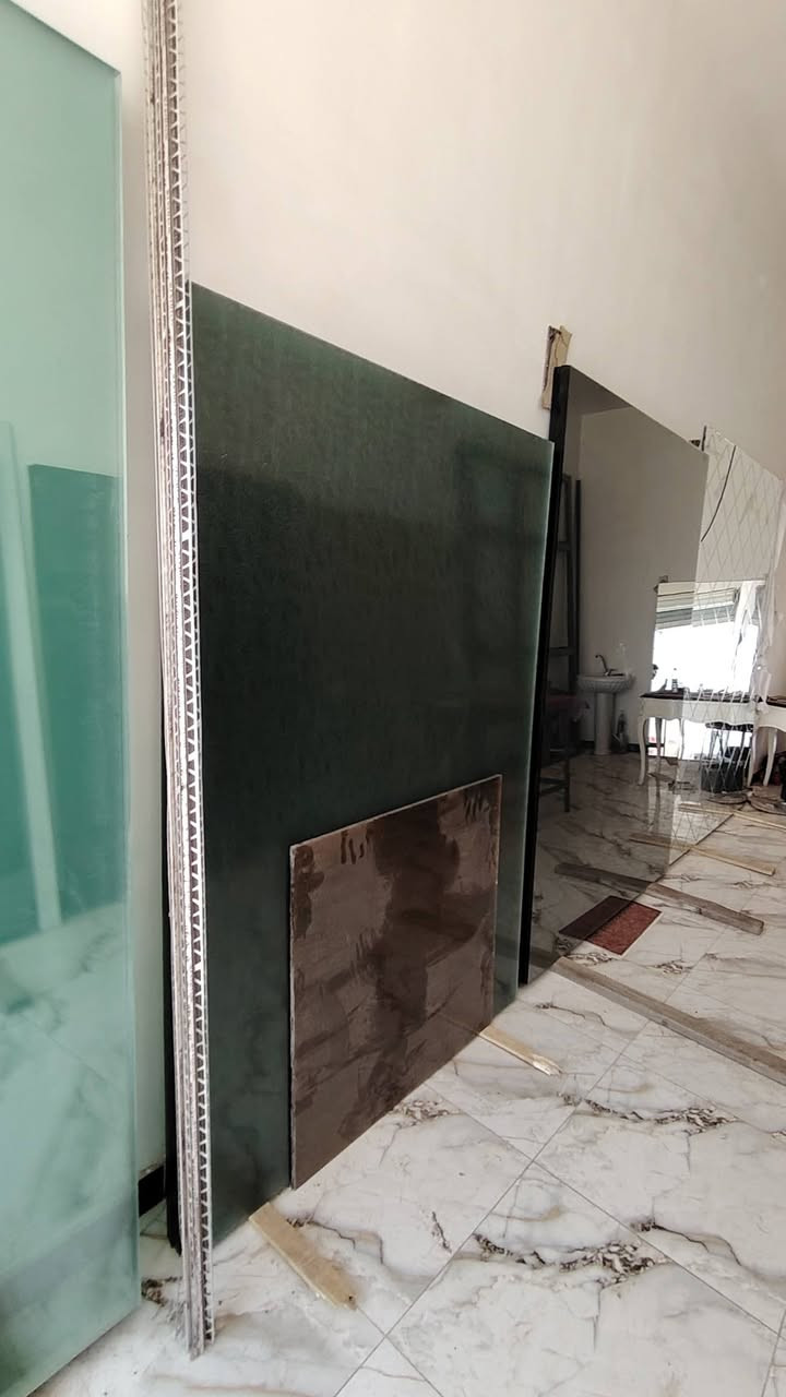 على بركة الله تم افتتاح محل كافة انواع الزجاج والمرايا والالمنيوم اسعارنا مناسبة جدا العنوان الدورة حي دجلة شارع الضغط جهة الخروج للاستفسار الاتصال على الرقم *********** واتس اب او ***********
