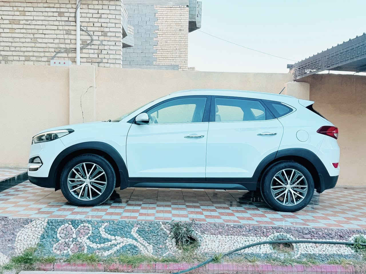 السلام عليكم
توسان 2017 خليجي 
مكفوله كفاله عامه عدا كارت صبغ اقل شبر بالبنيد وصبغ بالجاملغ الخلفي اقل شبر فقط 
رقم اربيل الدولي بأسمي تحويل مباشر 
ماشيه 150 ألف حقيقي 
مكينه 2000 دوش 
سياره جديده محرك كير صدر كله ع وضع الشركه 
اللاستفسار اتصال ع الرقم *********** 
العنوان الفلوجه
