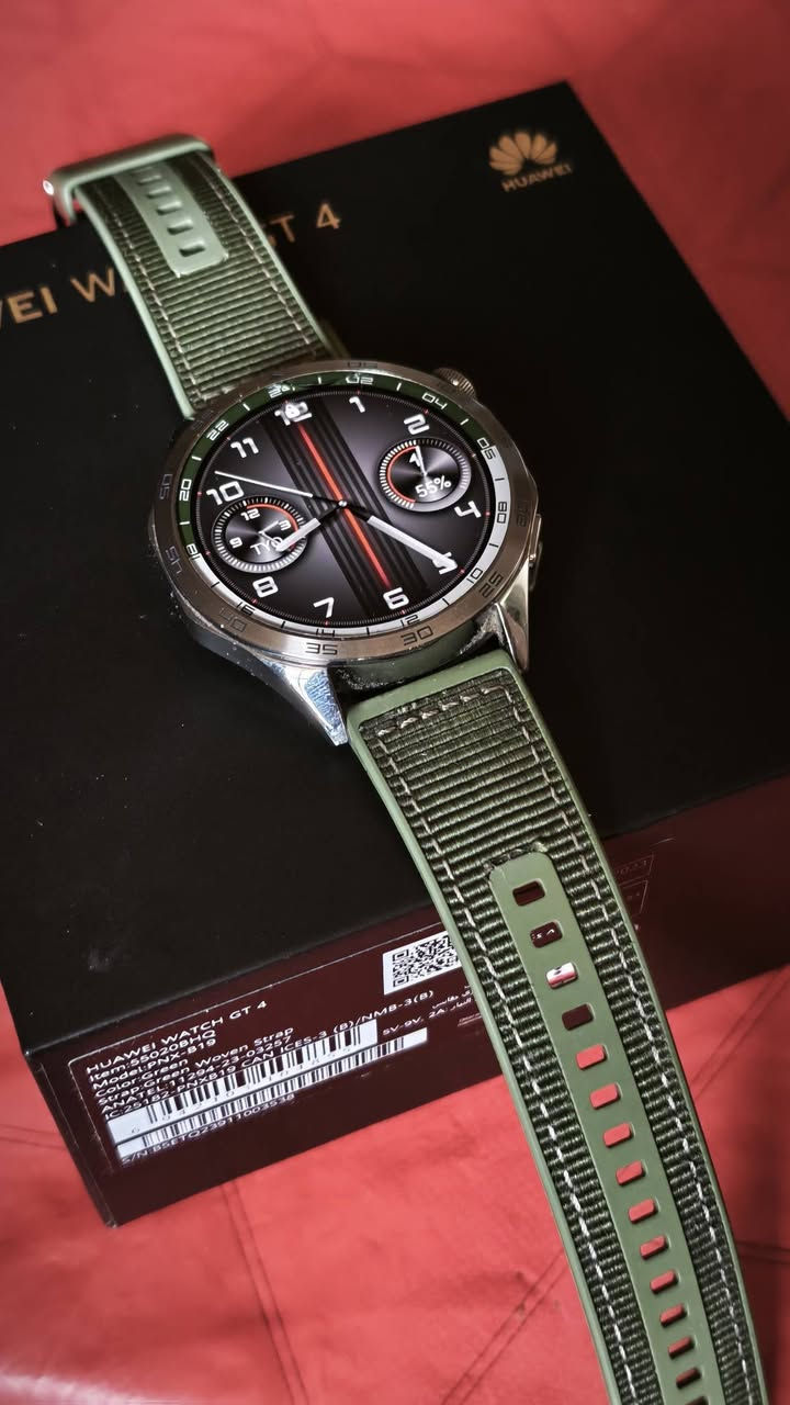 ساعة هواوي GT4
فقط الطخة الموضحة بالصورة وما مأثرة لا على الشاشة ولا على عمل الساعة واصلا ممبينه . شغالة فول
كامل ملحقات علبة وشاحنة 
قيم باللي يرضي الله .
بغداد الحرية ***********

