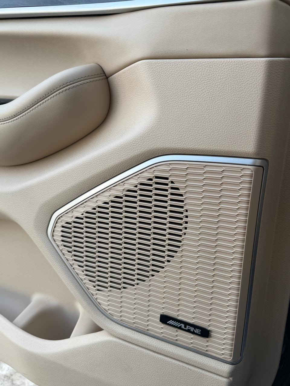 جيب  كراند شيروكي  لون اسود 2021 لمتد L .خليجي
7   راكب
وكالة هارلم السيارة حيل جديدة 
المحرك : V6.  3.6L 
العداد :  36 الف  كيلو متر حقيقي
اللون : اسود 
الرقم : بغداد بأسمي تحويل ثاني يوم  
سيارة جديدة على وضع الشركة  
مكان السيارة: البصرة 
المواصفات :
* دفع رباعي 4x4 . 
* رادار امامي مع مانع تصادم . 
* تحذير الخروج عن المسار . 
* تحذير النقطة عمياء  .
* ويل قياس 20 انج .
* سقف بانوراما . 
*دشبول دجتل مع شاشه بمواصفات عاليه
* شاشه كبيرة 10.1 انج . 
* نظام الخرائط (GPS) .
* كاميرا داخلية محيطيه  360 درجه  . 
* كاميرا خلفية . 
* المصابيح الأمامية زنون .
* كشافات الضباب زنون .     
* تشغيل عن بعد .
* صندوق كهربائي .
*شفتات بالستيرن.

السيارة مغلفة ppf  بالكامل  من شركة دايتك 

كفالة عامة  ما عدا  بارد بالجاملق الامامي  اثر طخه باب بسيطه  وصور الطخه موجوده عندي  

*الگير ماوس مع وضعيات قياده متعدده.
* مقصورة الركاب من الجلد الفاخر .
*تطعيم الدشبول والابواب صاج ملكي.
* حفظ وضعيات الجلوس (ميموري) . 
* المقاعد الأمامية كهربائية .
* المقاعد الأمامية تبريد وتدفئة .
* المقاعد الخلفية تدفئة .
*سايد بريك بصمه.
*فول تحكمات ستيرن امامي خلفي.
*عشره  ايرباك بالدشبول ولتكم ولكراسي
* سستم صوت Alpine . 
* انارة داخلية LED . 
* حساسات خلفية . 
* 7 راكب .
* مكيف خلفي مع وحدة تحكم منفصلة . 
* تدفئة ستيرن . 
* مرايا متحسسه للضوء العالي . 
* مانع تصادم خلفي .
* بلوتوث تلفون . 
* محدد سرعة . 
* نظام التشغيل والاطفاء الاوتوماتيكي ( Auto Start System ) .
* نظام بريك اوتماتيكي ( Auto Break System ) .
*وبقية المواصفات المعروفه
بانزين محسن والدهن درجة اولى من وكالة موتل 
اسف على الاطالة
السعر 378$ وبيها مجال
العنوان البصرة الجبيلة 
للاستفسار 
***********
