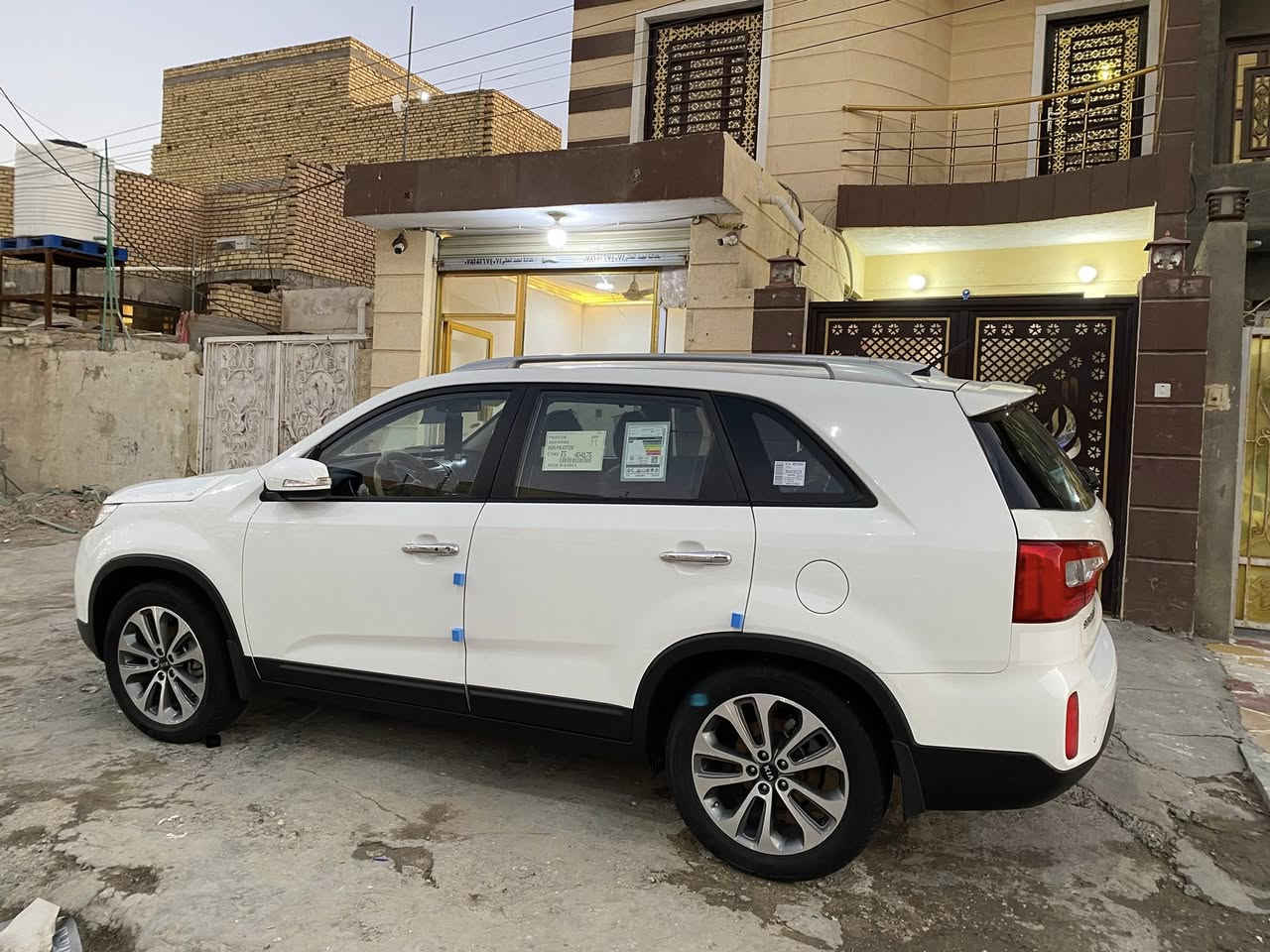 كيا سورنتو ماشية (60) الف فقط من النوادر موديل 2015 رقم ذي قار دولي بسمي السنويه هزه جديده سياره بعدهه بلزكات الشركة ونايلون الشركة فول مواصفات كويتي بصمه ترحيب بك لايت لد كشن كهربائي مري شفط ويل 19 حساس امامي خلفي كامره بردات أبواب سياره مخزونه وماطالعة حته كتلوكاتهه موجوده سبيرها البلاد مانازل 
سياره كارتون مكفوله كفاله عامه صبغ وضربه وتبديل وشخوط كفاله من الزلغ 
للعلم بيدك تشلع نايلوناتهه حتى الفابلونات بعدهن موجودات اليدور جديد وكارتون وكشخة هاي 
السوگ كلشي بي ومثل جدت هاي ماكو تجي وتشوف 
الك الفحص وإذا  تلكي اي نقص او مشي مو حقيقي او اي ذره نقص تاخذهه بلاش 
ناصرية حي أور شارع المدرسة الإيرانية نهايه الشارع 
***********
