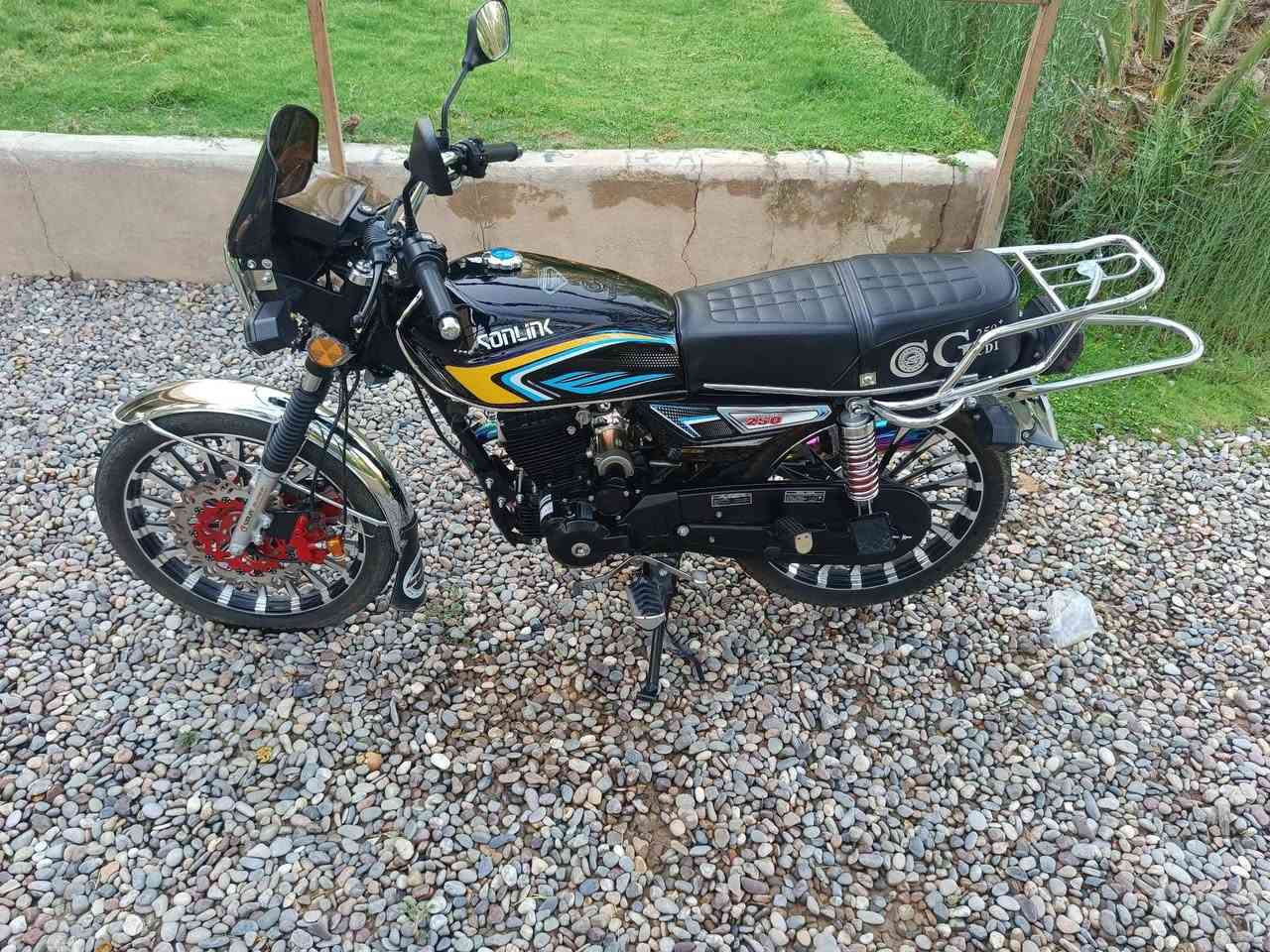 للبيع سونلنك الاصلي 🔥🏍️🏍️🏍️
*محرك 250Cc.

*ضاغطه وزنجيل

*دبل دسك 

*موطور بعده جديد ماشي اقل من الف 
موطور غني عن التعريف 
نشاط فول 🔥🔥

***مكان الحويجه الحلوات 

السعر مليون و150وبيه مجال 
*********** وخاص موجود 

ملاحظه الموطور صارلو اقل من شهر مستخدم 
مشدود يوم 25بالشهر السادس
