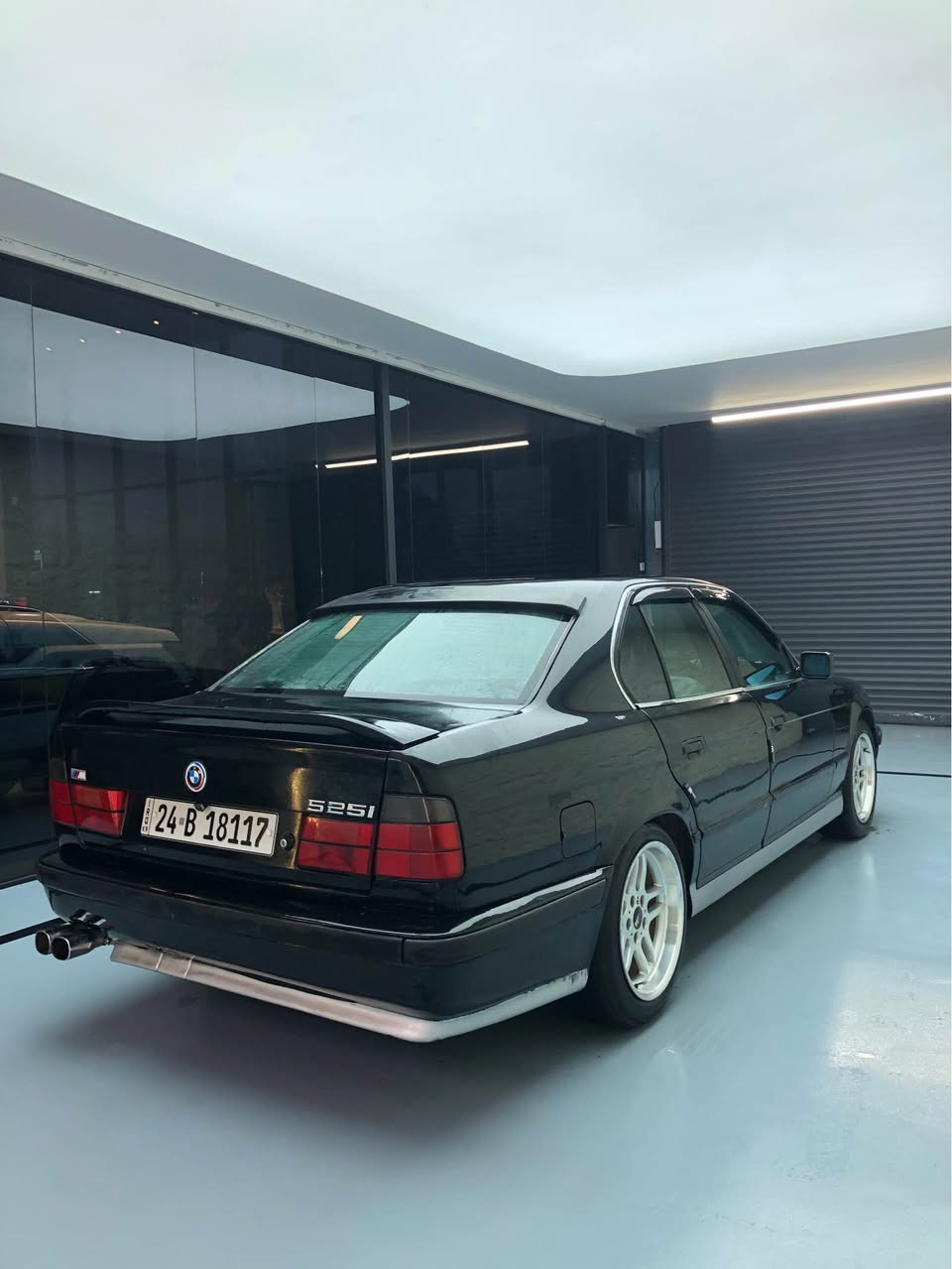 فرۆشتنی خێرا،
مۆدیل ١٩٩٣ 
مەکینە ٥٢٥ گێڕ عادی
عام بۆیاغ دەعامی قورسی نییە.
مەکینە و گێڕ لۆکە تایەی تازەیە ڕۆنی گێڕ و مەکینە و ئەکسلم تازە گۆڕیوە ٥٢٠ هەزار غرامەی تیایە ئەیگەڕێنمەوە . سعری ٥٩ گەڵا قفڵ قفڵ.
*********** شمشمل, السليمانية
