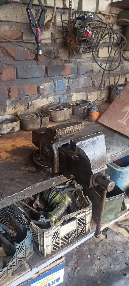 سلام عليكم منكنه حديد نكليزيه قديمه حجم كبير
تفتح 20سانتيم 
عرض فج 13 سانتيم 
*********** بي واتساب
