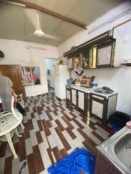 السلام عليكم بيت للبيع تجاوز مربع (الدسيم) خلف ساحه صفوان المساحه 130 متر يحتوي كراج و استقبل ومطبخ وغرفه ومساحه مقابل الغرفه ويوجد كهرباء ومي ابي خط جديد ومجاري جديدة السعر 22 وقابل للتفاوض للاستفسار الاتصال على الرقم *********** اتصل خاص ما اجاوب واتساب اكو السعر 22 #للبيع
