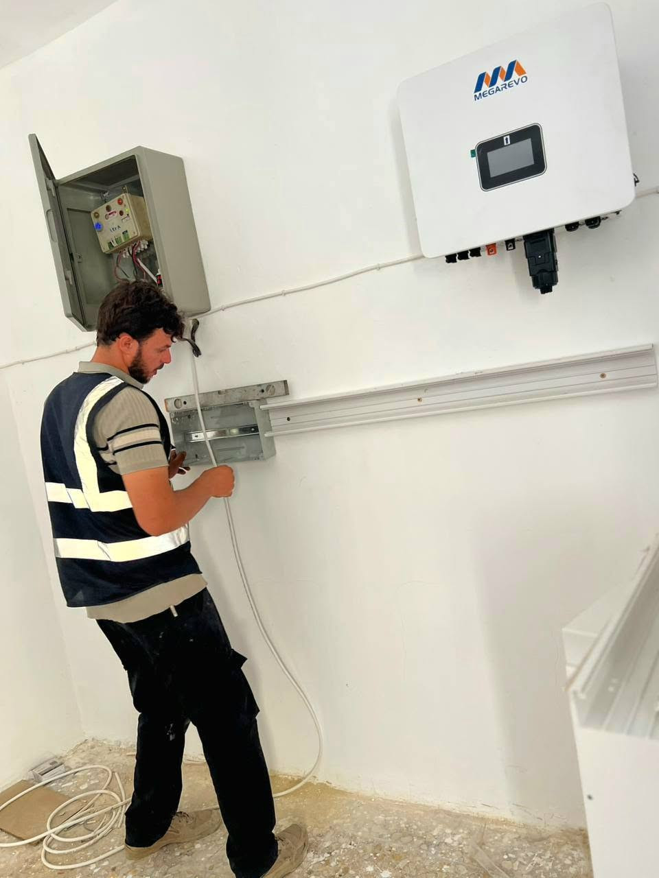 الحمدلله على توفيقه
حسام جبار النائلي 
مركز تكنولوجيا النور للطاقة الشمسية
Karini Solar Company
Wallaa Megarevo
***********
