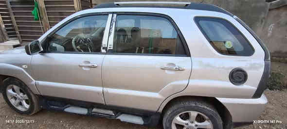 السلام عليكم 
 سبورتج 2010 بيها صبغ الباب وقبق بانزين وبعض الرصعات تحتاج بارد سياره تايرات جديدة كير مكينه وحداديه جيدة سعر 113عنوان ذي قار قضاء الفجر الاتصال رقم ***********
