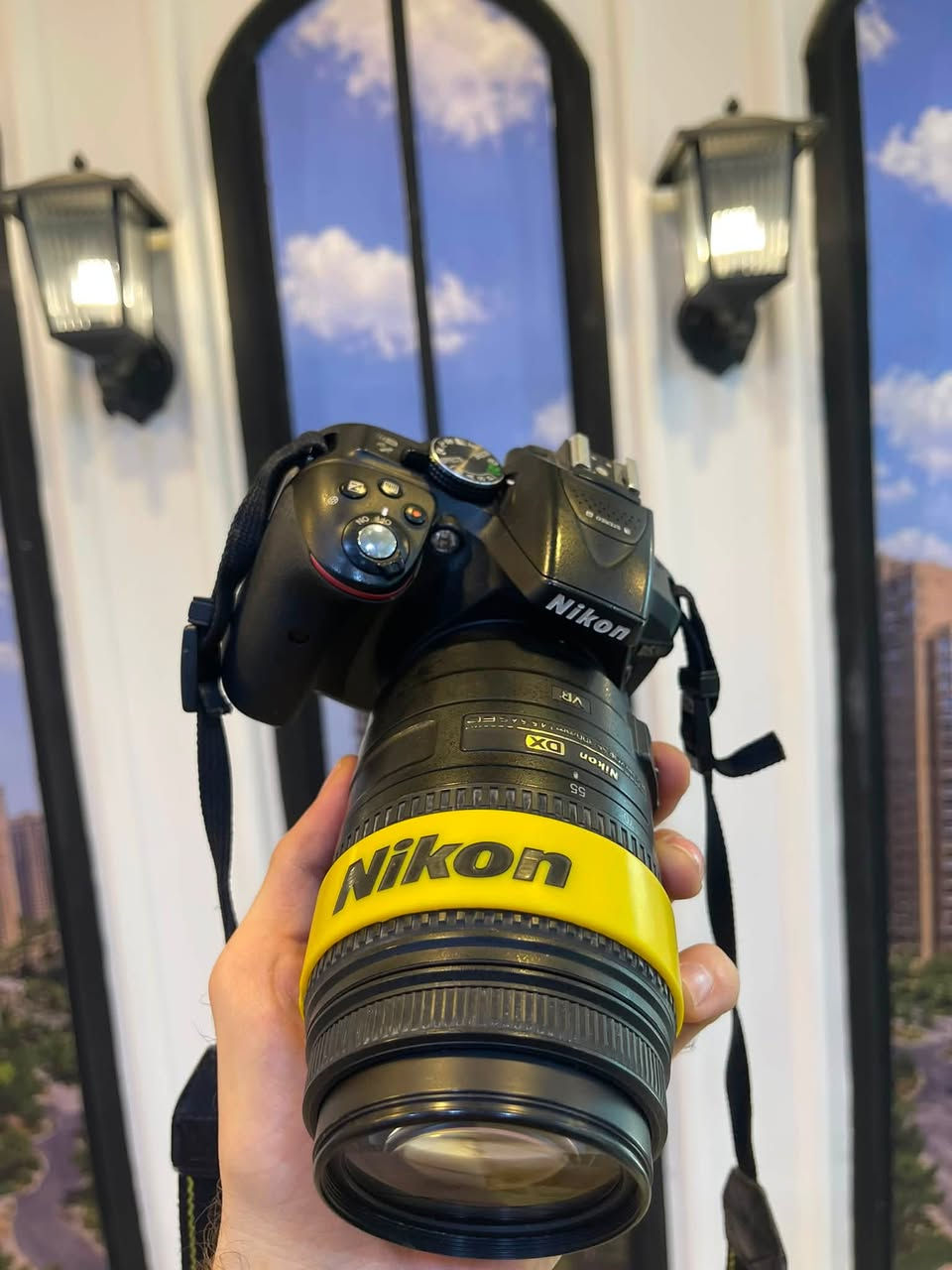 سلام عليكم للبيع كاميرا Nikon D5300 بحالة ممتازة، الكاميرا غنية عن التعريف وأدائها احترافي جداً وتعتبر الخيار الأفضل للمبتدئين.
مواصفات الكاميرا:
 دقة تصوير عالية 24.2 ميجابكسل لصور واضحة وتفاصيل دقيقة.
 شاشة متحركة (Vari-angle) تسهل عليك التصوير من كل الزوايا.
 تدعم Wi-Fi لنقل الصور ومشاركتها مباشرة على موبايلك.
 نظام تركيز تلقائي دقيق لتتبع الأهداف.
السعر: 450,000 دينار عراقي (قابل للتفاوض بالمعقول).
الجاد بالشراء يراسلني على الخاص (DM) أو الاتصال ***********
موقعنا في وسط بغداد. 📍
