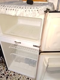 ثلاجه • نضيفه • شغاله