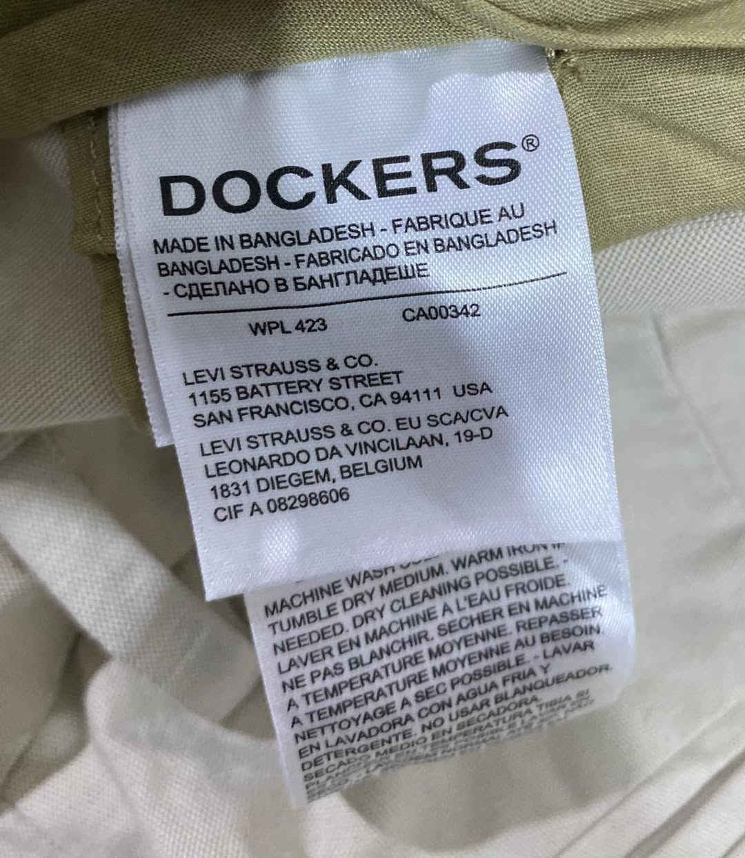 اصلي وكالة جديد 

​البراند: Dockers (وهي علامة تجارية شهيرة تابعة لشركة Levi Strauss & Co. وتعتبر من الرواد في صناعة ملابس الكاجوال والتشينو

​الموديل (القصة): Signature Khaki (Tapered Fit) 

 القصة مدببة (Tapered)، أي أنها تأتي مريحة من الأعلى وتضيق تدريجياً لأسفل الساق.

​التقنية والميزة: Flex Comfort  مما يعني أن حزام الخصر والقماش يحتويان على نسبة مرونة (Stretch) لتوفير راحة إضافية أثناء الحركة.

​اللون: أوف وايت

​القياس: W36 L32 (الخصر 36 إنش، والطول 32 إنش) 

​بلد الصنع: بنغلاديش


**إذا كنت صاحب هذا الإعلان وتريد حذفه لأي سبب، رجاءا أرسل رسالة إلى الدعم الفني**
