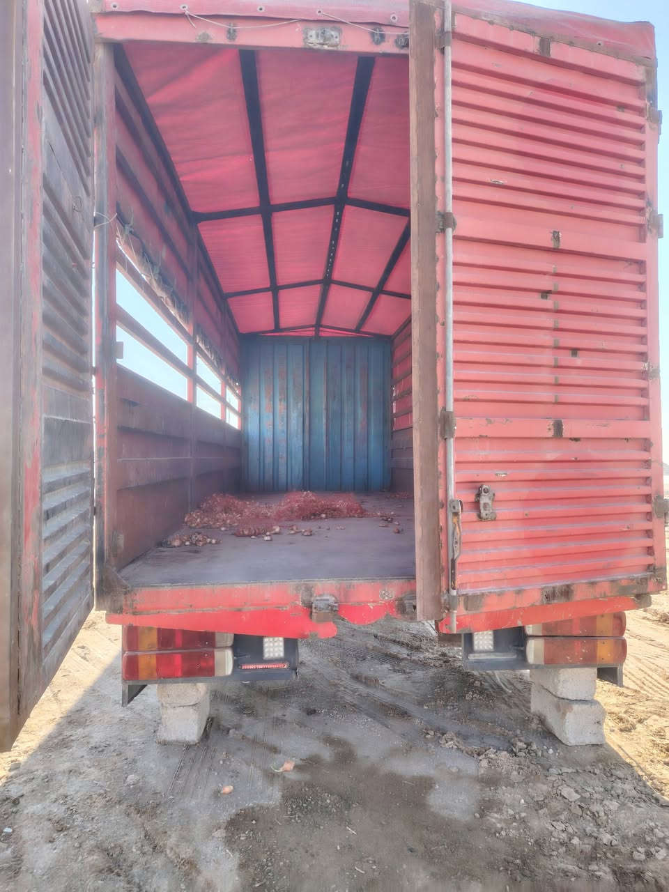 للبيع بدي حمداني طول ٧ ونص ارتفاع مترين و٦٥ عرض مترين و٦٠ بريص ٤متر و٨٠ تصال *********** مكان واسط الدبوني
