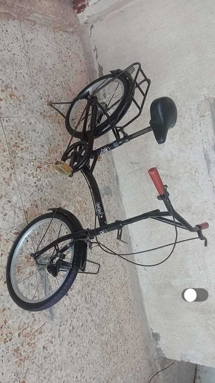 السلام عليكم  باسكلات عدد 2 باله اصلي اسود ياباني وازرق كندي معدن المنيوم سعر اسود 80 ازرق 70 مكاني بابل مركز ***********
