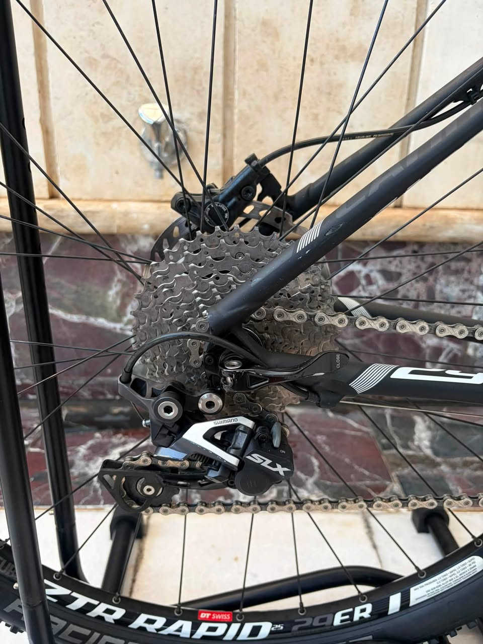 السلام عليكم
للبيع Cannondale Lefty f29🌟
المعدن كاربون
حجم الفريم M 
حجم التاير 29 
كروب سيت SLX 
بريكات DEORE 
تايرات من شركه SCHWALBE بنضام الچوبلس  
وياله من شركه ZTR RAPID
قبضات CANNONDALE
ستيرن CANNONDALE 
رگبه CANNONDALE

للتواصل/***********☎️
مكاني بغداد زيونه 710📍
يتوفر توصيل جميع انحاء العراق🚚
