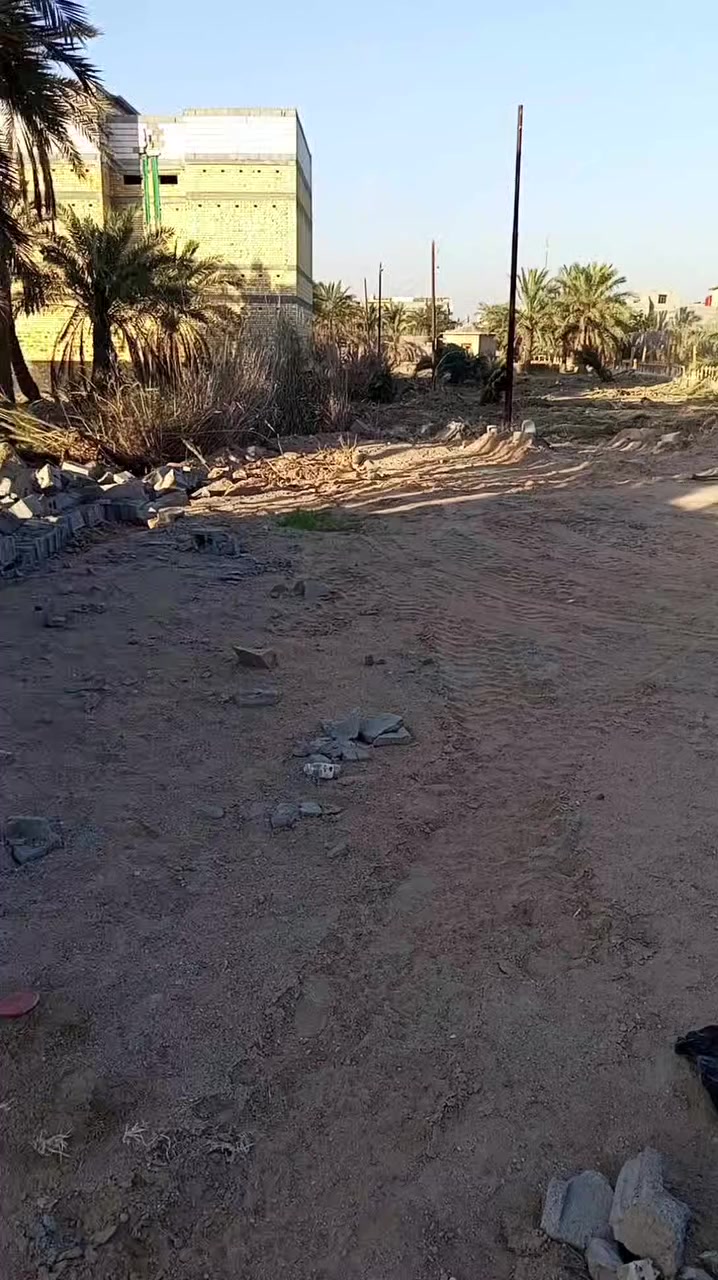 السلام عليكم قطع اراضي للبيع في ابي الخصيب حمدان داخل فرع جامع القدس تبعد عن شارع حمدان 100متر مساحة القطعه الواحده 210متر طابو زراعي عراقي شارع 9متر تتوفر كافة الخدمات الاتصال ***********
