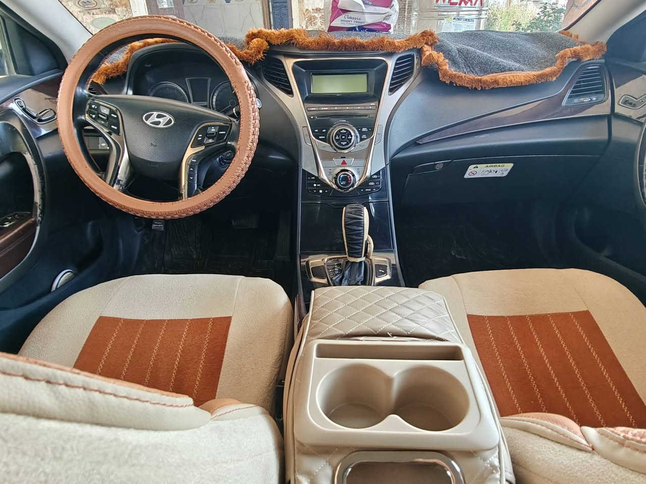 السلام عليكم
هونداي ازيرا موديل 2012 خليجي 
مكينه 3000 كير كله تمام 
رقم السليمانية 
كفالة عامة من الصبغ والضرر 
اشاير مري +شفط 
 اعطال تحكم ستيرن 
كشنات جلد كهربائي 
خلفي حساسات امامي خلفي 
منظومه زنون عالي ناصي اصلي 
مع بلوجكترات + علامه هونده 
 كامره خلفيه 
مع كامره بالمرايه الداخليه 
 تخم تاير جديد صدر فول 
امامي خلفي كله تمام  والسونار مرفق مع الصور 
للبيع  السعر
125 وبيها مجال
 المكان ديالى بعقوبة 

***********
