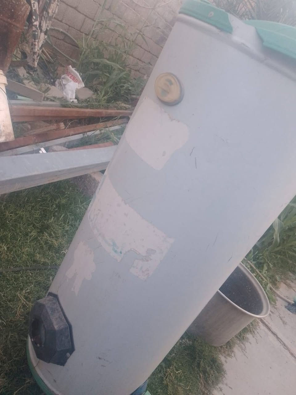 كيزر شغال السعر 60وبي مجال نقص بس القبق الفوك 
مكسور للإستفسار ***********
