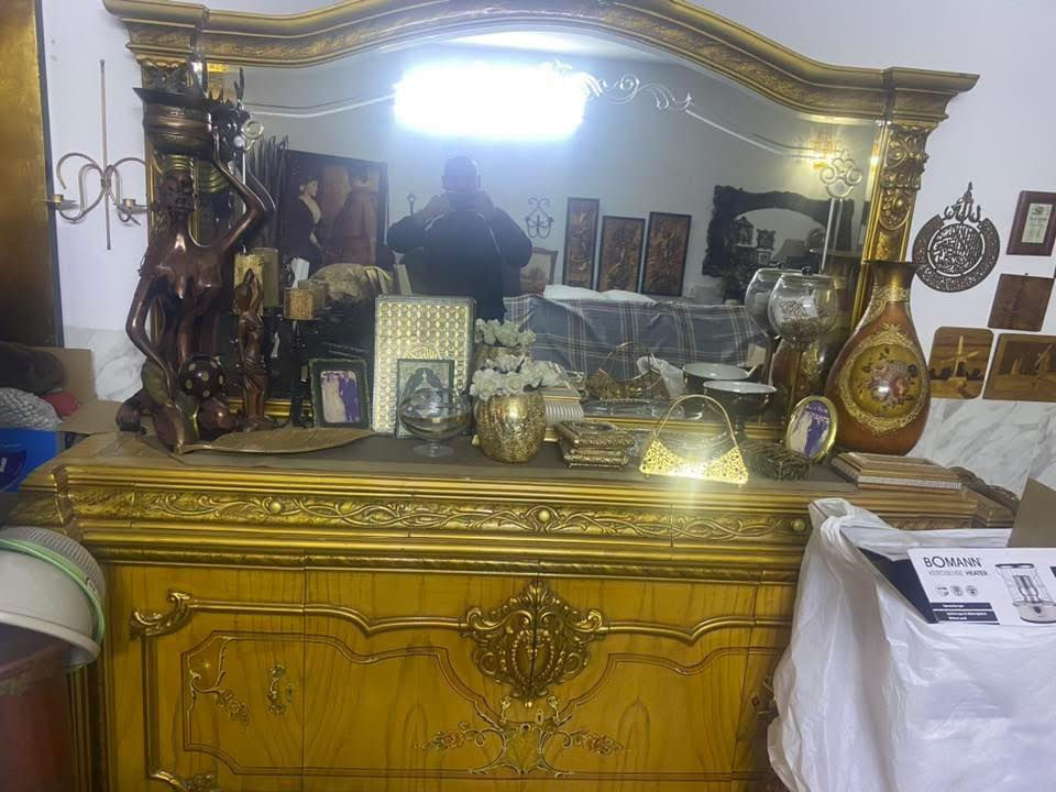 اسلام عليكم نص تخم مصري نقش ناعم مع بوفيه وميز طعام وسيت طبلات عجينه هندي اثاث جدآ نضيف ومصري كله ***********
