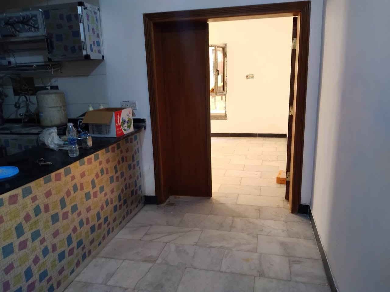 دار 105 متر مربع ثلاث طوابق البلديات/العلماء سادس فرع بعد حوانيت الجيش وثالث فرع قبل المصرف يحتوي على كراج وصاله وحمام ومرافق ضيوف وغرفة عاءله ومطبخ مع الكاونترات وحمام ومرافق صحيه +خمس غرف نوم وحمام في الطابقين الاول والثاني حالة الدار جيده لا تحتاج لاي صرف وصيانه أرضية الطابق الارضي مرمر والطوابق العليا سيراميك الابواب والشبابيك  صاج والمنيوم وpvc الحمامات والمطبخ سيراميك السعر 325 مليون قابل للتفاوض بعد المعاينة 
***********/واتساب
