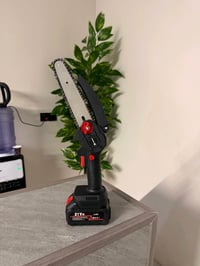 مع المنشار الكهربائي اللاسلكي 21V MAX،  تصميم خفيف، وبطارية ليثيوم قاب...