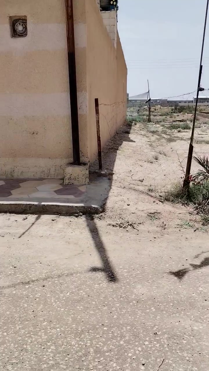 سلا عليكم بيت للبيع مساحة 200 متر الموقع قرب شارع كربلاء نجف طريق ياحسين طريق الزوار يبعد عن شارع العام 300 متر خدمات ماء + كهرباء البيت يحتوي على 3 قرف نوم + مطبخ + صاله + صحيات + ستقبال وخلف البيت ترك متر واحد من ضمن البيت شارع تبليط امام البيت البيت كامل من كل نواحي ما ناقصه شي كرهبائيات كله شغاله تئسيس ماء كامل البيت كله سيراميك البيت تكدر تستقله سكن او تستقله حسينيه للخدمه للستفسار اكثر اتصل على رقم ***********

