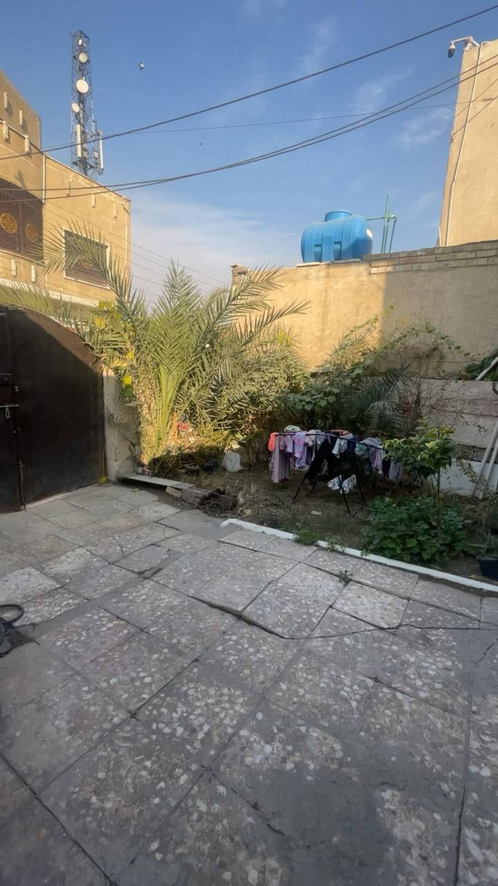 السلام عليكم دار للبيع المساحه 213م تجاوز ركن شارع تجاري قريب على الشارع العام طابق ونص                    العنوان الشعب حي البساتين شارع التكاتك 
يحتوي الطابع الاول على غرف عدد 2+ استقبال+ صاله كبيره+ مطبخ + خدمات عدد ٣ 
الطابق الثاني مفتوح غرفه وستقبال وخدمات 
يحتوي على محلات عدد 2 مؤجرات الوارد الشهري 325 الف 
صالح للسكن او تكدر اسوي مشروع تجاري 
السعر 130 وبي مجال 
للاستفسار ***********
