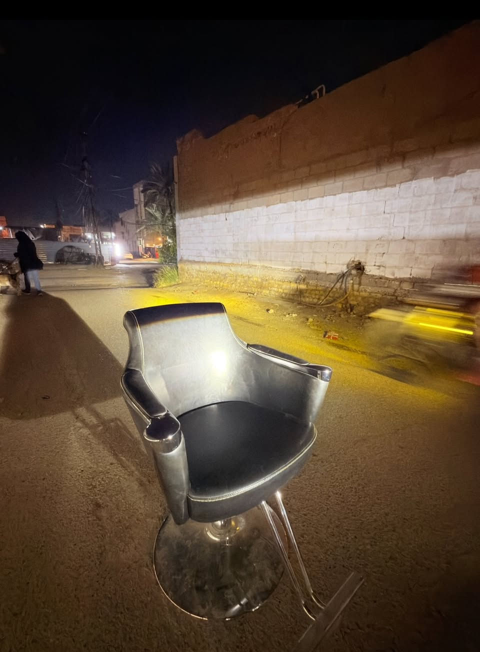 كراسي 💺 صالون جديده لون اسود ◼️  ضمان سنه كامله 💥سعر الكرسي 100 الف للتواصل : ***********
