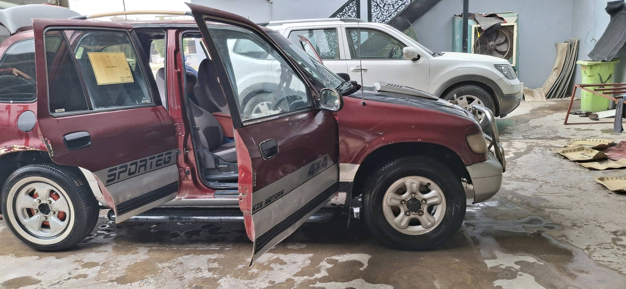 السلام عليكم
سبورتج ٩٤ 

بدون ضربه 

دفع رباعي شغال

محرك بلادي 

تخم تاير 

باتري جديد 

صدر +دبلات جديد 

بولبرن تايرات اماميه جديده اصليه 

السعر ٣٨ وبيه مجال 

رقم انكليزي انبار  وتحويل ثاني يوم
***********
***********
