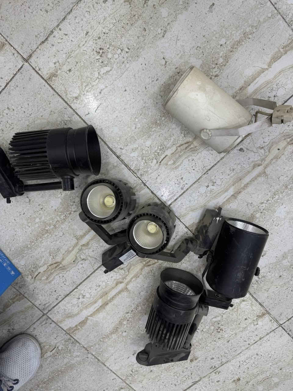 غراض محل للبيع
عربة جرارات نضافه 90 ب25
بنكه ب50
جهاز بخار ب50 
سماعه دي جي ب٥٠ 
قاعدة سشوار 10
شمعه عمل عراقي قديم 40
براد ماء ب50 
موجه لد ب 50
ستول 50
للتواصل ***********
