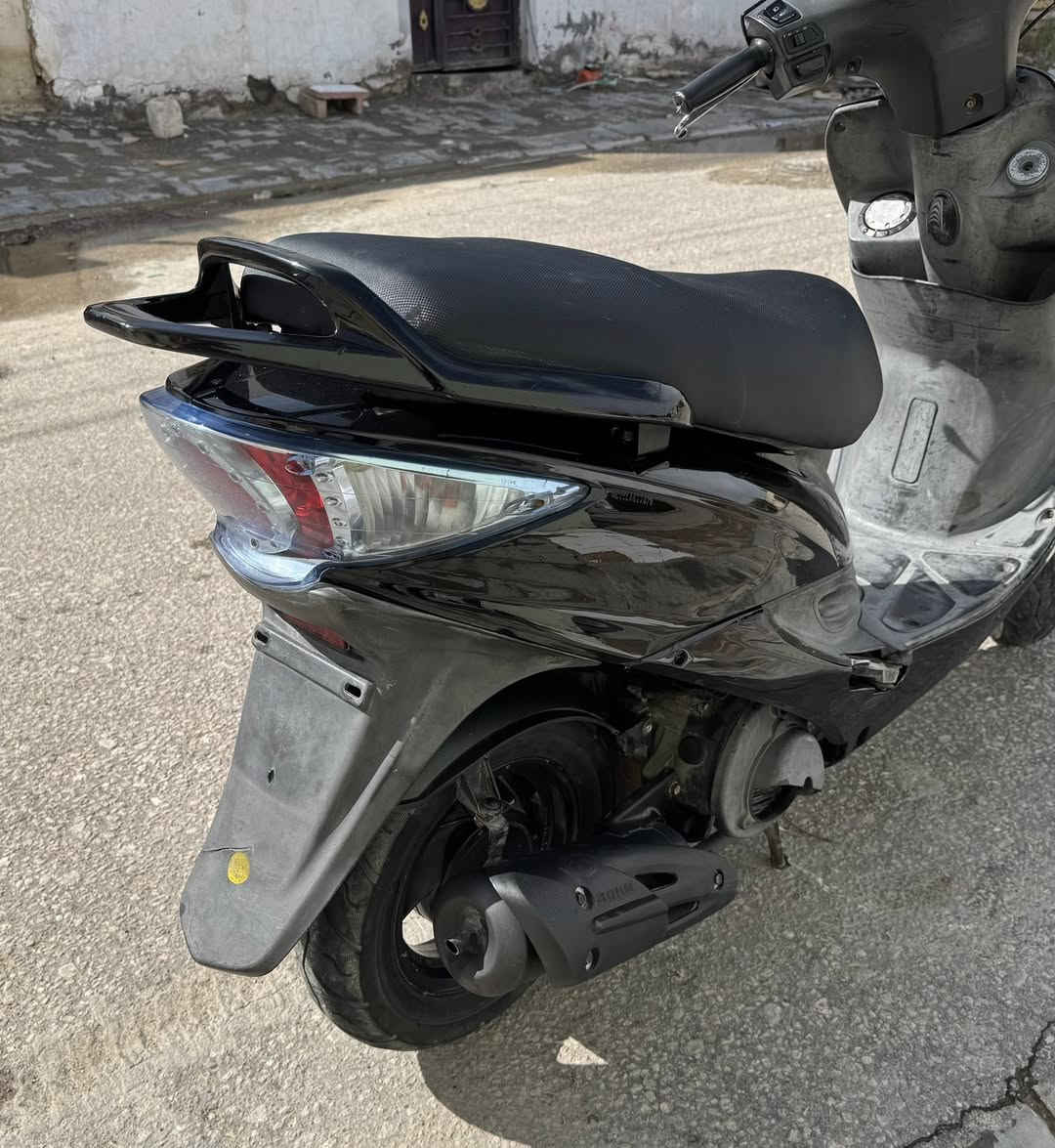 السلام عليكم دراجة كامكو G4 مال حاوية صارله شهرين طالعة كفالة عامة مكينة مامفتوحة لاي مصلح اطلع وياك كلشي بيها شغال اي نقص مابية السعر 550 وبية مجال لشراي للاستفسار والتواصل ***********عنواني نجف حي النصر مهندسين
