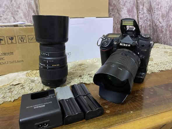 كامرة نيكون D7000 للبيع ويها عدسات ثنين 
18-105
الثانيه 70-200 سكما 
ويها بطاريات عدد ٤. او كرب وحزام وجلاتين او شاحنه او الهود مال العدسه الكامره نظيفه جدن 
***********
بغداد الحسينيه
