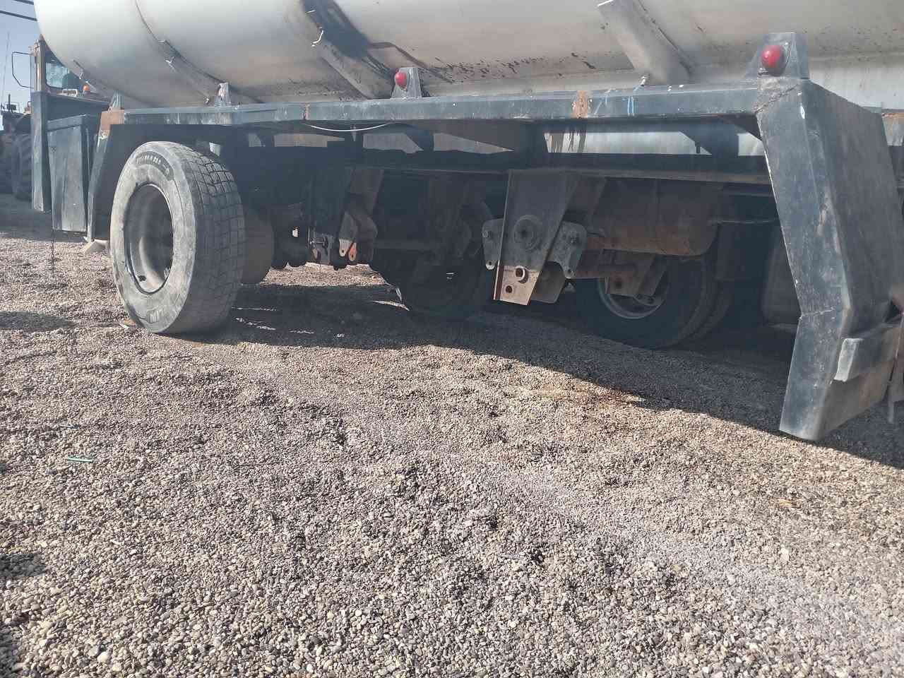 *********** سلام عليكم صهريج للبيع تفصال الموصل نقص دنكير واحد هوه شريط المكان حديثه جاهز من هوه وكهرباى بس نقصه دنكير
