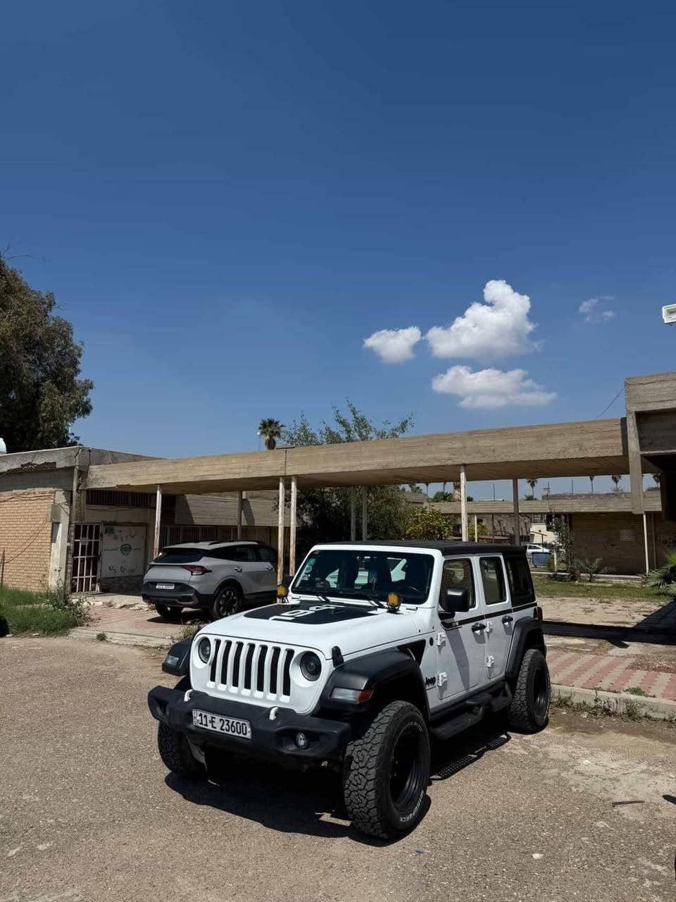 بسعر 26,800$ 
Jeep wrangler SPORT 2023
وارد أمريكي ضرر السيارة قطعة واحدة 

⚙️محرك 4 سلندر 2.0T توربو
🛞الدفع دبل 4x4

مواصفات SPORT 
•كاميرا خلفية 
•شاشة تدعم بلوتوث 

● الإضافات ع السيارة 
•دبلان فوكس بيرفورمانس 2.5 انش
•لويات + شمعات من شركة راف كونتري
•ويل أمريكي أصلي عرض 9.5 انش بدون سبيسر
•تايرات حجرية 285/75/17 جدد عدد 5

ماشية 41,000mi

رقم الشاصي مُرفق ✅️
1C4HJXDN8PW533333

السيارة + التعديلات مكلفة 35.000$
سعر البيع 26.800$

مرقم بغداد بإسم شخصي تحويل مباشر
مكان السيارة بغداد السيدية

للإستفسار 
*********** إتصال أو واتساب

#jeep #wrangler #للبيع
