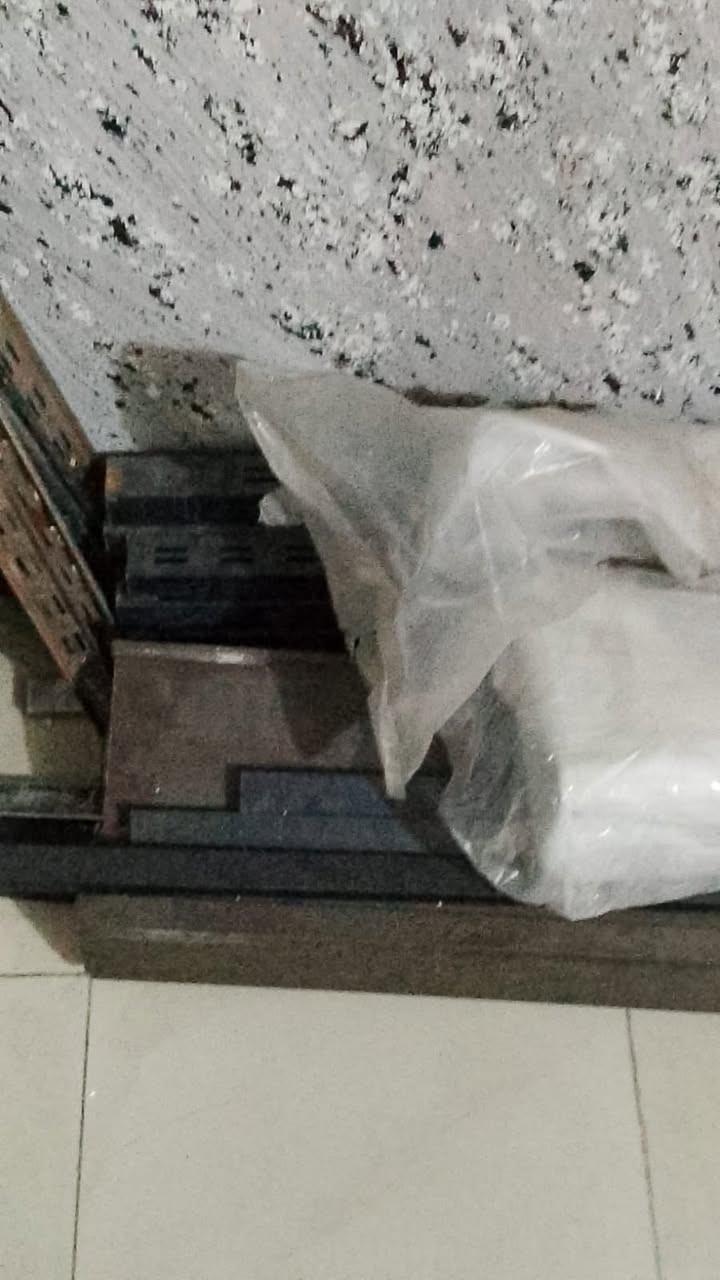 حديد ٧قطع اكبار وتقريبا ٢٠قطعه اصغار سعر ٥٠وبي مجال بسيط


**إذا كنت صاحب هذا الإعلان وتريد حذفه لأي سبب، رجاءا أرسل رسالة إلى الدعم الفني**