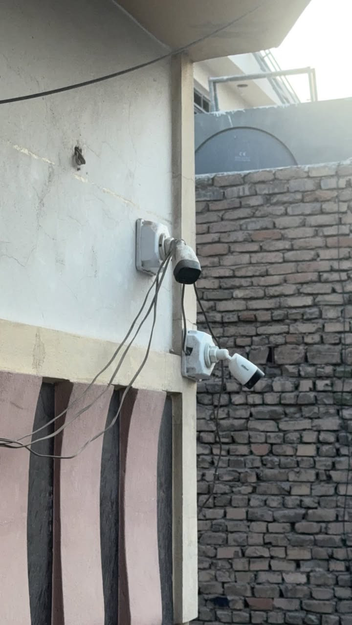 ‏سلام عليكم عندي كاميرات للبيع جميع ملحقات شركة أسوار سعر 200 وبي مجال شوي رقم الاستفسار ***********￼￼
