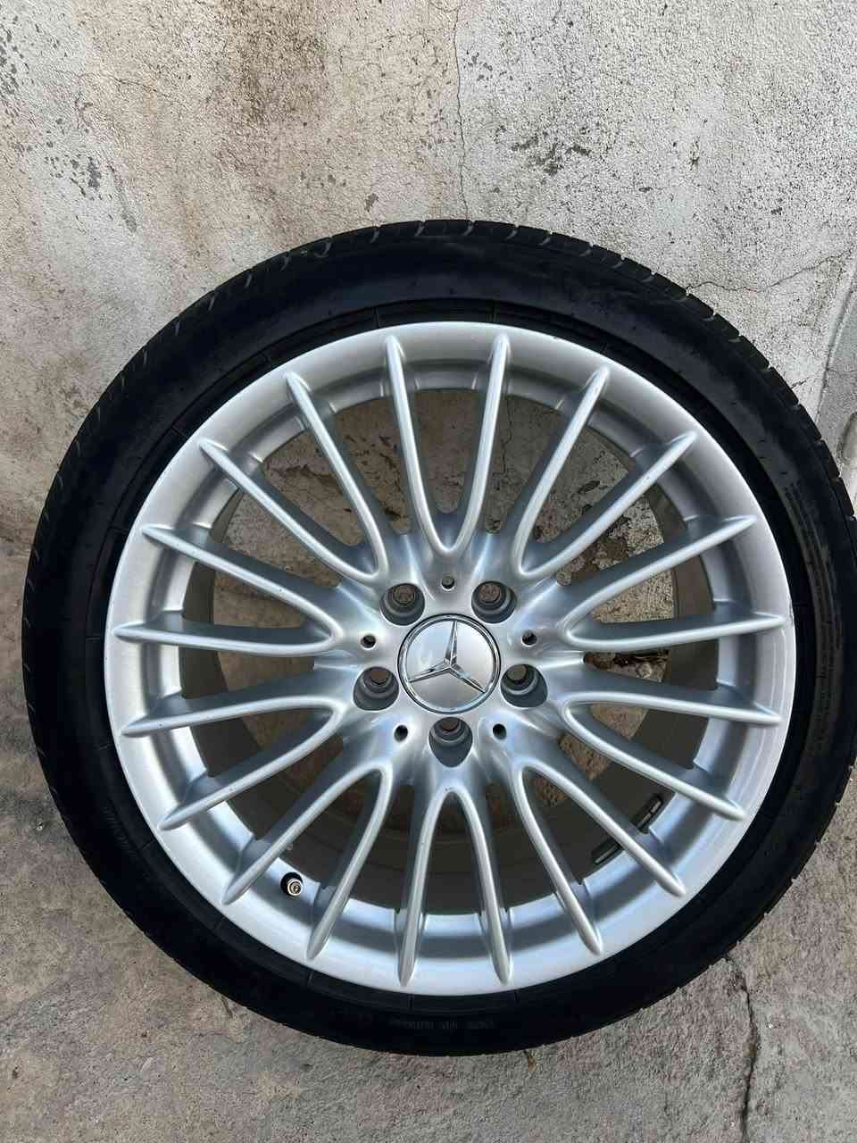سەرەتا بە ناوی خوای گەورە
تایە و ویلی (mercedes) بۆ فرۆشتن قیاسی (١٧)
خواری و لەحیم و تەقیوی هیچ پێوە نیە 
تایەکانیش تازەن
سعر:400$دۆلار
0770 942 0123
