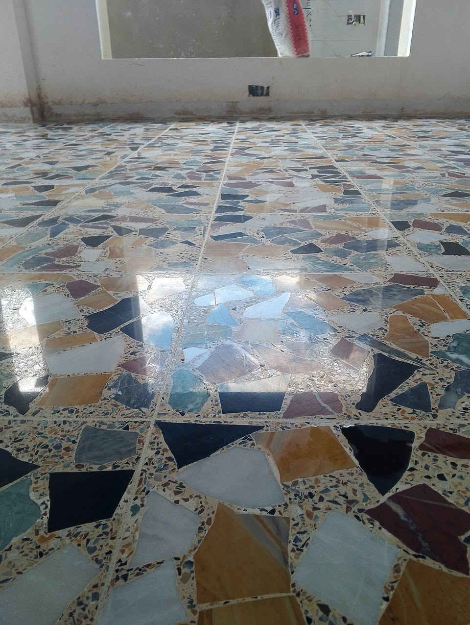 جلي و تنظيف و تلميع كافة أنواع الأرضيات كاشي مرمر مكان العمل موصل و أطرافه ( *********** ) ( *********** )
