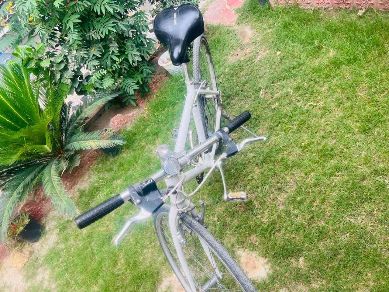 🚴‍♂️ بايسكل Weekend Bikes هجين بحالة ممتازة للبيع 🚴‍♂️
السلام عليكم شباب، متوفر بايسكل Weekend Bikes أصلي بحالة ممتازة جداً ونظيف، وجاهز للاستخدام مباشرة. البايسكل هجين (Hybrid) يجمع بين خفة وسرعة بايسكلات السباق وراحة بايسكلات المدينة، مثالي جداً للرياضة أو للتنقل اليومي.

⚙️ المواصفات والتفاصيل:

 الماركة: Weekend Bikes (الاسم واضح ومكتوب على الفريم بالفوسفوري).

 الهيكل (الفريم): ألمنيوم خفيف وقوي، بلون أبيض مميز وتصميم كلاسيكي مريح.

 نظام السرعات: شيفترات ومكيف سرعات Shimano اليابانية الغنية عن التعريف (تحكم كامل وسلس بالسرعات للمرتفعات والمسافات الطويلة).

 المقعد (الصدر): مريح جداً ومزود بغطاء Riding مبطن لراحة تامة أثناء القيادة لمسافات طويلة.

 الإطارات: رفيعة وانسيابية مخصصة للشارع والأسفلت، تعطيك سرعة عالية بأقل مجهود.

 الملحقات: يحتوي على جك (مسند جانبي) بلادي + قاعدة مطرة ماء مثبتة على الفريم.

📝 ملاحظة للمشتري: 

البايسكل شرط مال حاوية، منزّله حتى ما غاسله، يعني يحتاج غسل فقط وغيره ماكو شي، كامل مكمل من كل النواحي.

💰 السعر والموقع والتواصل:

 السعر: 100 ألف (وبي مجال للشراي )

 الموقع: بغداد - حي العامل

 للاستفسار والتواصل: رقمي و موجود فيس بوك 
***********
