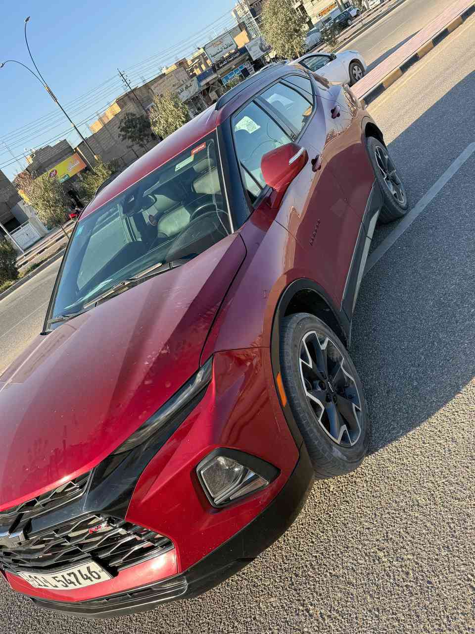 السلام عليكم بليزر 2022 للبيع Rs فول ماعدا البانوراما ب 170 سته سلندر قفل مكاني نجف 
محرك: 6 سلندر V6 سعة 3.6 لتر

القوة: 308 حصان

القير: أوتوماتيك 9 سرعات

الدفع: أمامي / رباعي AWD

أداء قوي وثابت على الطريق

5 وضعيات قيادة 

Sport + 2WD + 4WD + off road + سحب مركبة او كرفان

2️⃣ الشكل الخارجي

فئة RS الرياضية

جنوط 20 إنش سوداء

شبك ولمسات سوداء رياضية

تصميم رياضي وجذاب

3️⃣ الداخلية والراحة

تحكم كهربائي بالمقاعد

تشغيل بصمة 

مكيف أوتوماتيك مزدوج

مقود جلد متعدد الوظائف

كشنات تدفئة + ستيرن تدفئة

4️⃣ الشاشة والنظام

شاشة لمس 8 إنش

Apple CarPlay & Android Auto

بلوتوث + Wi-Fi

نظام صوتي ممتاز

5️⃣ أنظمة الأمان

تحذير النقطة العمياء

تنبيه خروج المسار

تحذير التصادم الأمامي

فرملة طوارئ تلقائية

كاميرا خلفية 

6️⃣ المساحة

5 ركاب براحة تامة

صندوق خلفي واسع

مناسب للعائلة والسفر

7️⃣ استهلاك الوقود

اقتصادي بالنسبة لمحرك 6 سلندر


**إذا كنت صاحب هذا الإعلان وتريد حذفه لأي سبب، رجاءا أرسل رسالة إلى الدعم الفني**