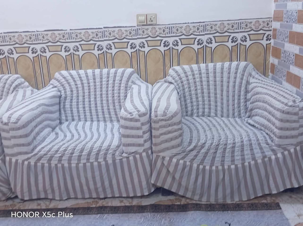 السلام عليكم  قنفات ل بيع سعر ب 150 وبيه مجال رقم ***********.  مكان طريق دغاره نزلت معمل الطابوك
