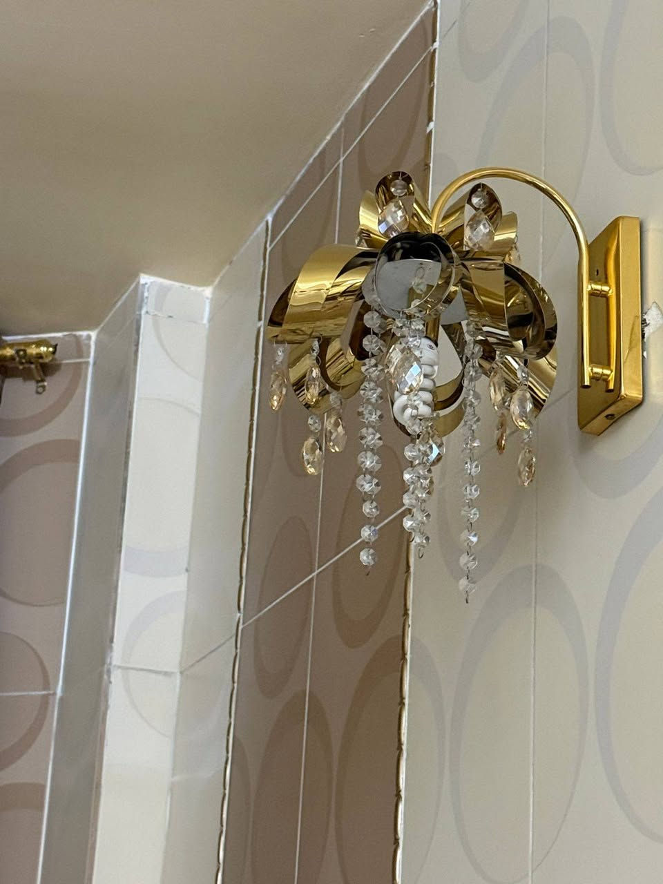 السلام عليكم ثريات مع البراكيتات وسيت طبلات مرمر نوع مصري مكان البياع ***********
