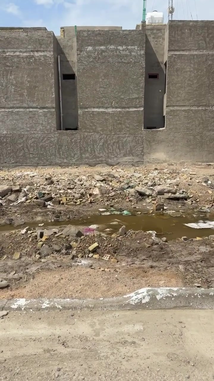 السلام عليكم قطعة ارض للبيع خط النفط خدمات كامله بناء مفتوح طابو زراعي سند 25شرط تتكاتب ويه ابو السند المساحه100م الواجه7م للاستفسار اكثر اتصل***********
