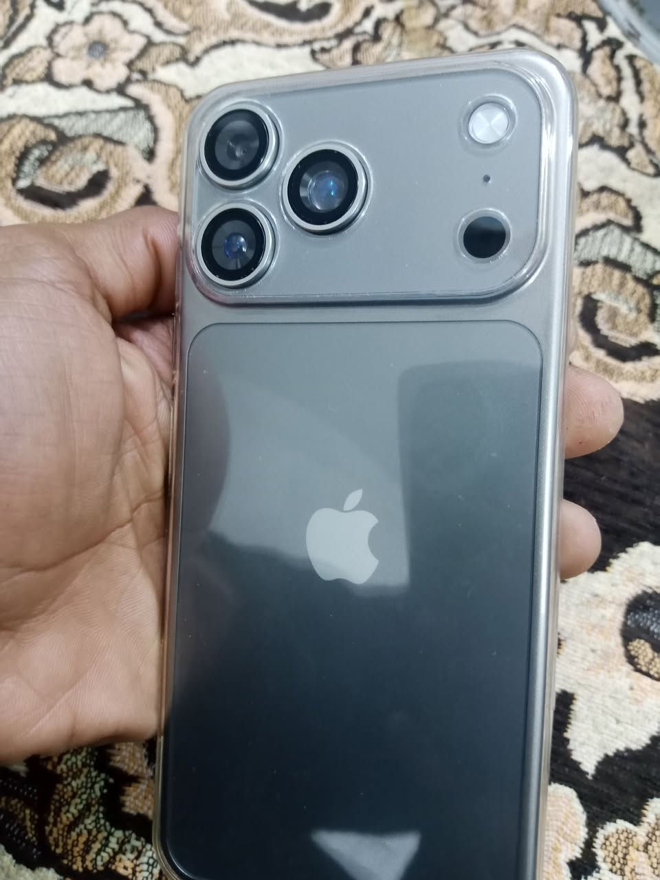 17 برو ماكي جديد شريته قبل خمس ايام  مشحون مرتين بس  .... نوع  اماراتي 100بي مجال *********** محلقاته كاملهه
