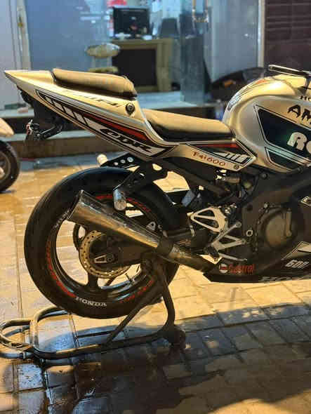 ‎هوندا F4i مكينة 600 موديل 2004 بدون رقم بدون اوراق اكفلها الك من السرقة دراجة حلوة عليها كزوز بروكس فول طرب الصوت مكينة مكفولة من الفتح كير كلجات خير من الله نظافة الكشر 50 بالمية مستعجل على بيعتها عندي ظرف سعرها 23 ورقة وبيها مجال مكاني مدينة او البلديات 
***********

‎ملاحظة الدراجة بيها راديتر يراد يتبدل وسعرة معروف ميكلف انزلة الك من السعر
