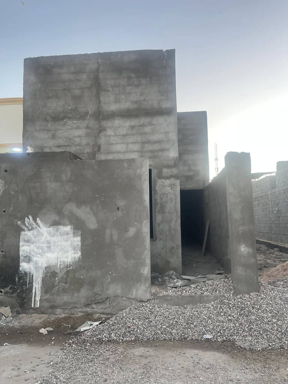 السلام عليكم 
هيكل للبيع مساحة 100 متر 📍
 جاهز لبخ وتأسيس ماي ومجاري وكهرباء يعني تخسر عليه ست ملايين يكمل🤙🏻
في ابو الخصيب منطقة محولة الزهيري  بعد معروفة محولة الزهيري ماكو داعي اسولف عليها 💯

السعر 68 مليون قابل للتفاوض 
الاتصال ***********
