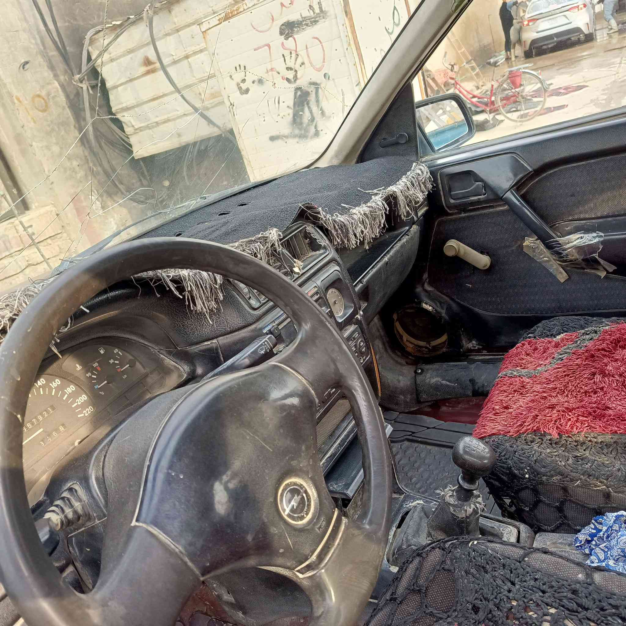 سياره للبيع موديل 93 سعر 28 فيها مجال للاستفسار على الرقم ***********
