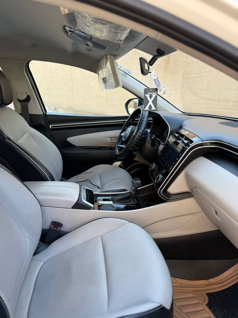 السلام عليكم
لبيع توسان 2022 
خليجي 
فول مواصفات عدا فتحة السقف والصندوق الكهربائي 
شاشة كبيرة
حساسات خارجية حساسات داخليه 
تحكم بالقيادة 
مساعدة السايق 
اوتو هولد 
أنظمة قيادة 
محرك 4 سلندر حجمه2.000
ماشية السياره 64الف كيلو 
كشنات كهرباء 
مقاعد جلد لون أبيض واسود 
السياره نظيف جدا 
حادثها شخط في الباب الخلف السايق صبغنا الشخط 
باسمي وتحويل ثاني يوم
السعر   203$
الاستفسار الاتصال على الرقم واتس إب  9647733661676+
رصيد ***********
